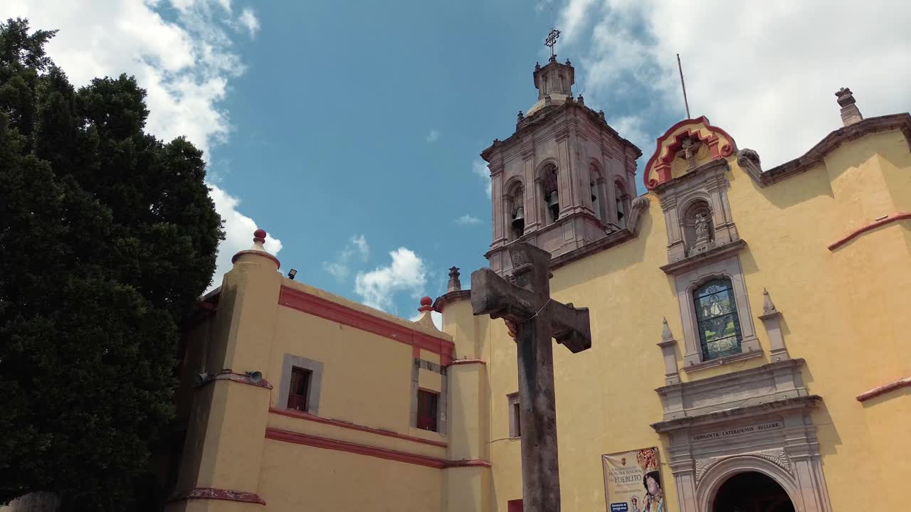 鸟瞰圣Santa María del Pueblito神庙，古老的圆顶，夏季的宗教天主教神庙视频素材