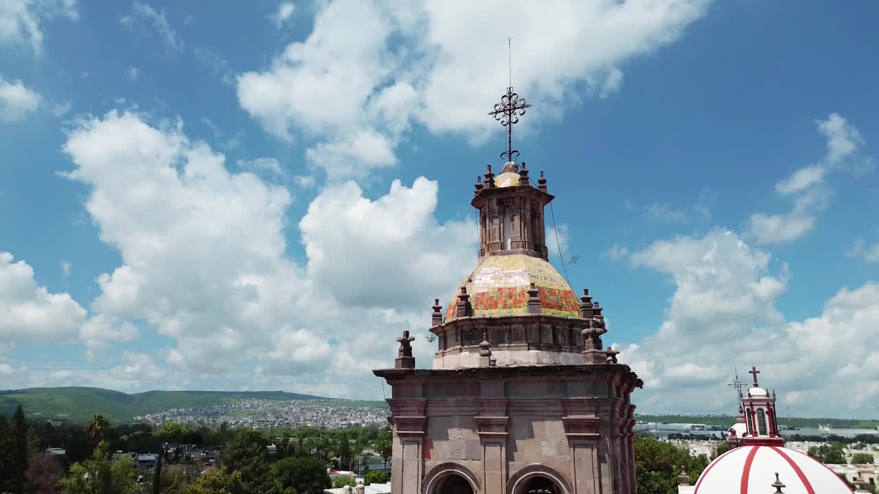 鸟瞰圣Santa María del Pueblito神庙，古老的圆顶，夏季的宗教天主教神庙视频素材