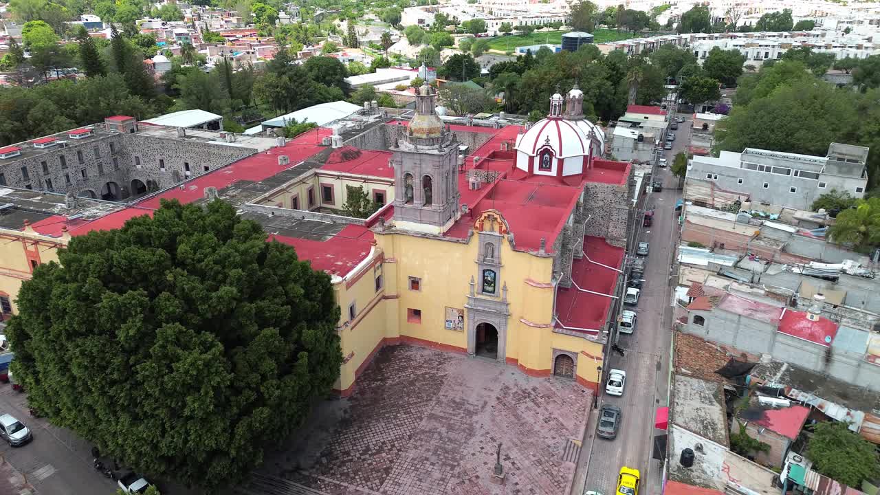 鸟瞰圣Santa María del Pueblito神庙，古老的圆顶，夏季的宗教天主教神庙视频素材