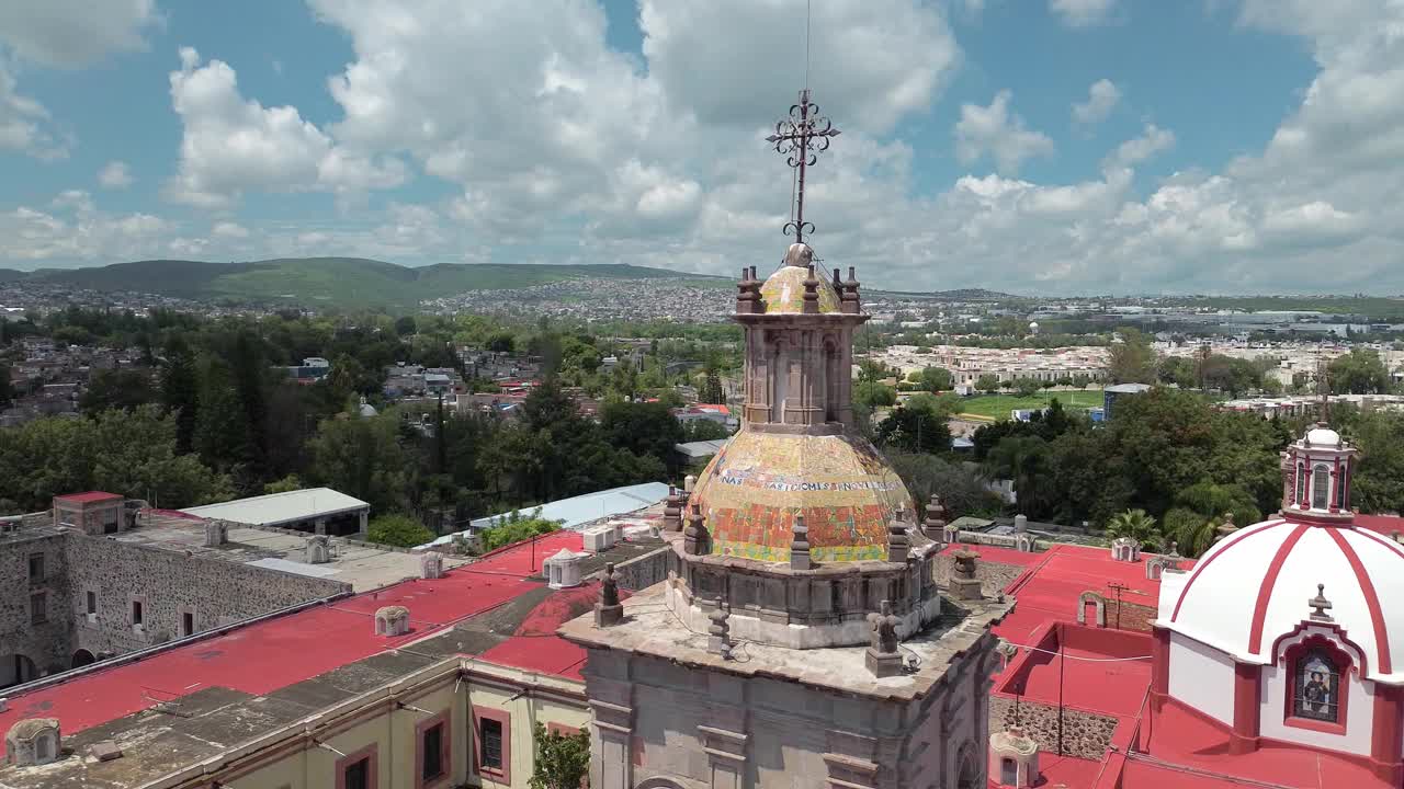 鸟瞰圣Santa María del Pueblito神庙，古老的圆顶，夏季的宗教天主教神庙视频素材