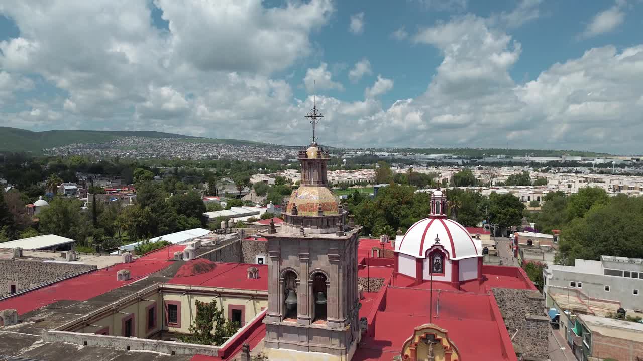 鸟瞰圣Santa María del Pueblito神庙，古老的圆顶，夏季的宗教天主教神庙视频下载