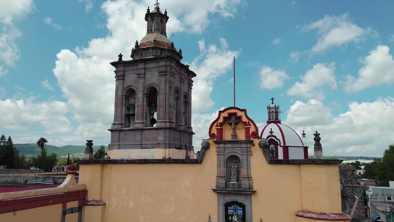 鸟瞰圣Santa María del Pueblito神庙，古老的圆顶，夏季的宗教天主教神庙视频素材