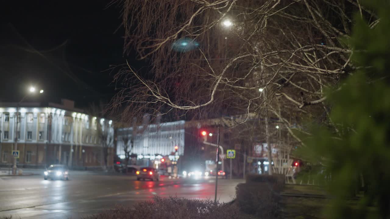 夜间城市街道的近距离视图，车辆通过和行人穿过视频素材