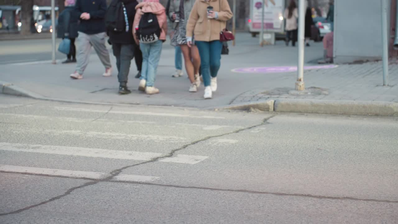 城市街景与汽车和行人视频素材