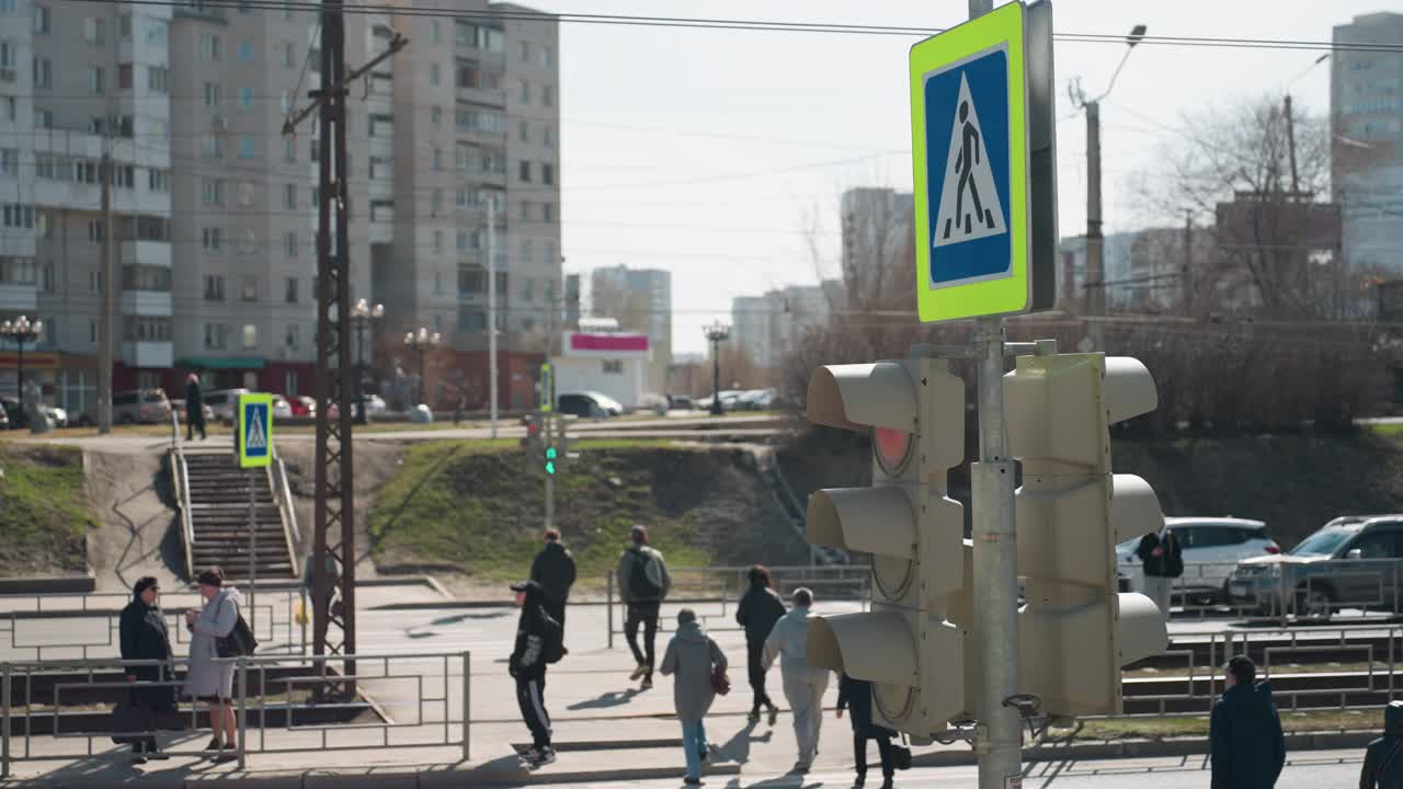 有行人和交通灯的城市人行横道视频素材