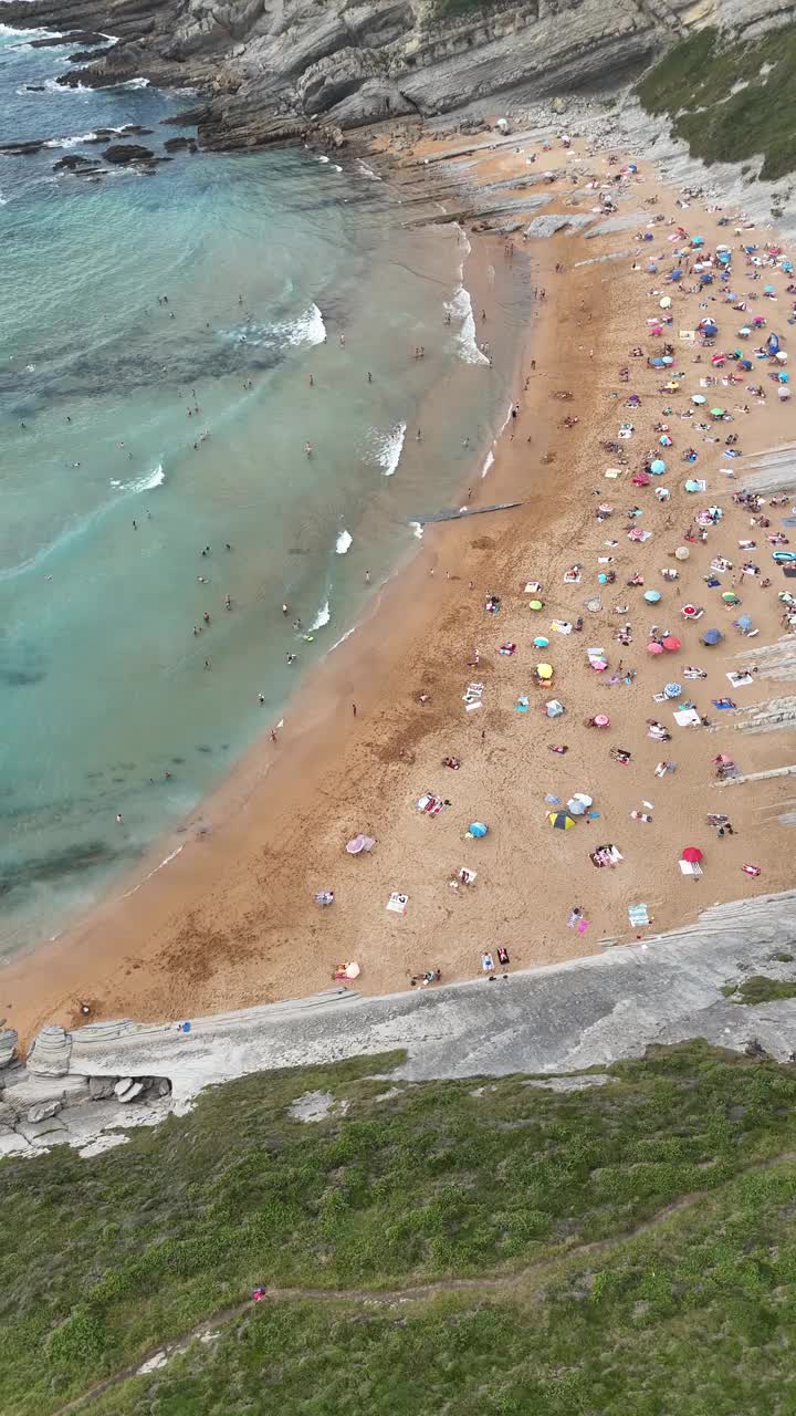 从上面看拥挤的海滩视频素材