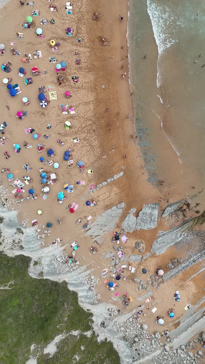 从上面看拥挤的海滩视频素材