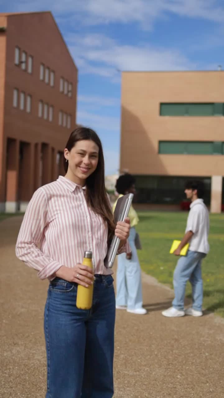 美丽的拉丁学生在大学校园里对着镜头大笑。视频素材