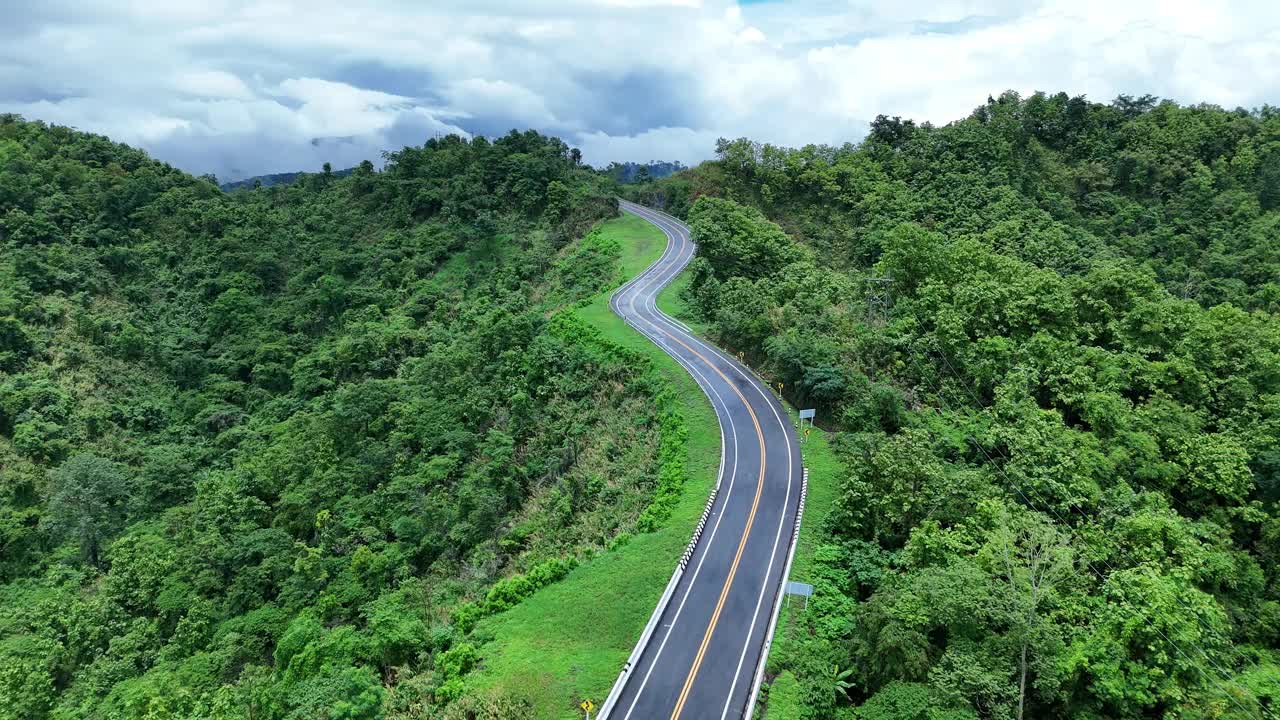 航空物流概念。一条蜿蜒的道路穿过生机勃勃的热带雨林。视频素材