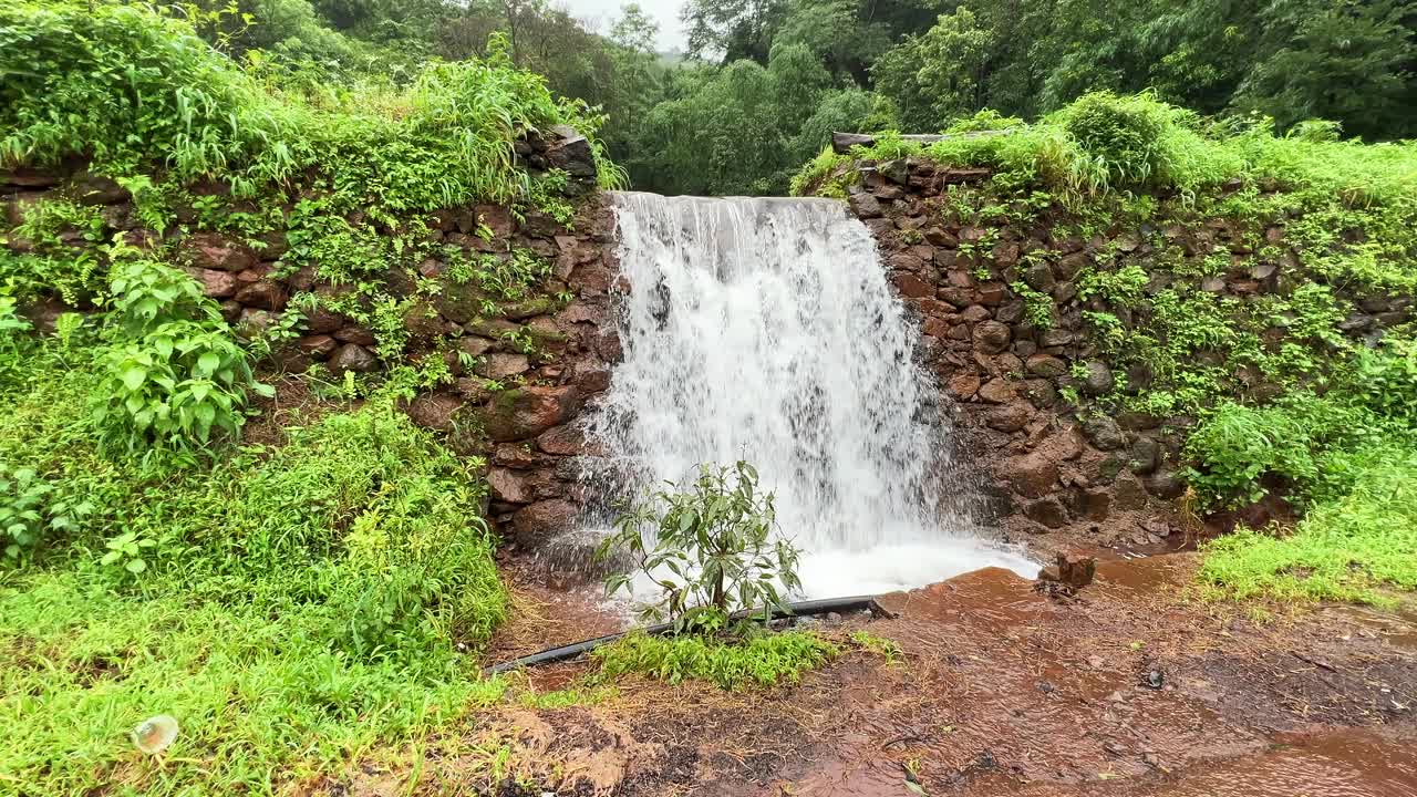 雨季的瀑布视频下载