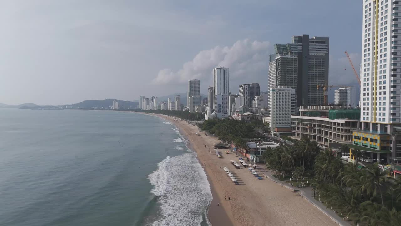 这是一张迷人的芽庄天际线鸟瞰图，云层编织在城市景观中，阴影在下面熙熙攘攘的街道上跳舞，因为交通增加了场景的动感。视频素材