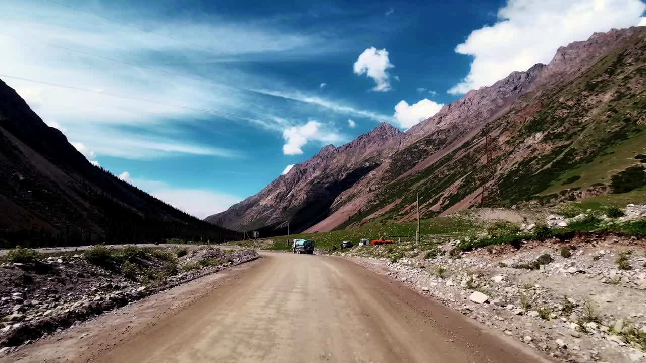 穿过风景优美的山口，被茂密的森林和绿色的草地所包围视频素材