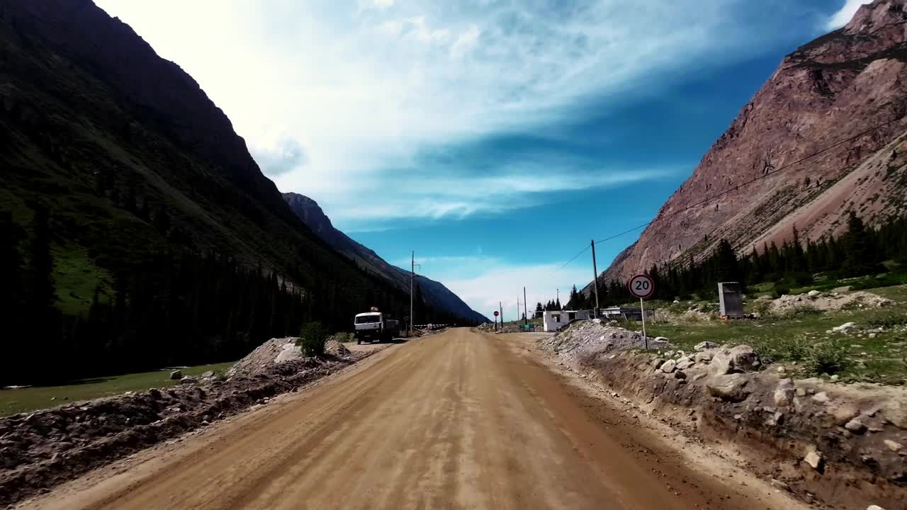 沿着风景如画的山峡行驶，山峡被常绿的森林和茂密的草地覆盖视频素材