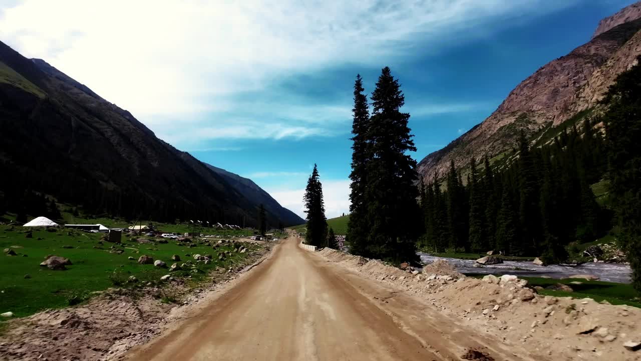 探索风景秀丽的山沟，在常绿的树林和郁郁葱葱的绿色植物中视频素材