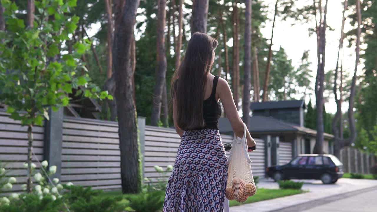 骑着租来的电动滑板车的女人。城市风格生态友好型城市交通。视频素材