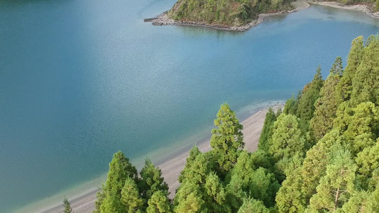 空中无人机拍摄的Lagoa do Fogo，一个令人惊叹的火山口湖，位于亚速尔群岛的<s:1>米格尔湖视频素材