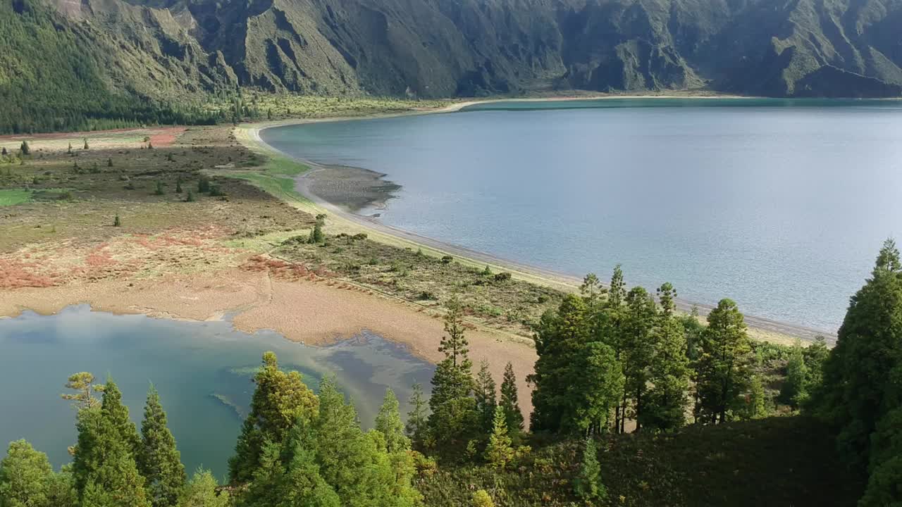 空中无人机拍摄的Lagoa do Fogo，一个令人惊叹的火山口湖，位于亚速尔群岛的<s:1>米格尔湖视频下载