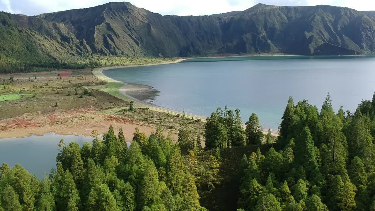 空中无人机拍摄的Lagoa do Fogo，一个令人惊叹的火山口湖，位于亚速尔群岛的<s:1>米格尔湖视频下载