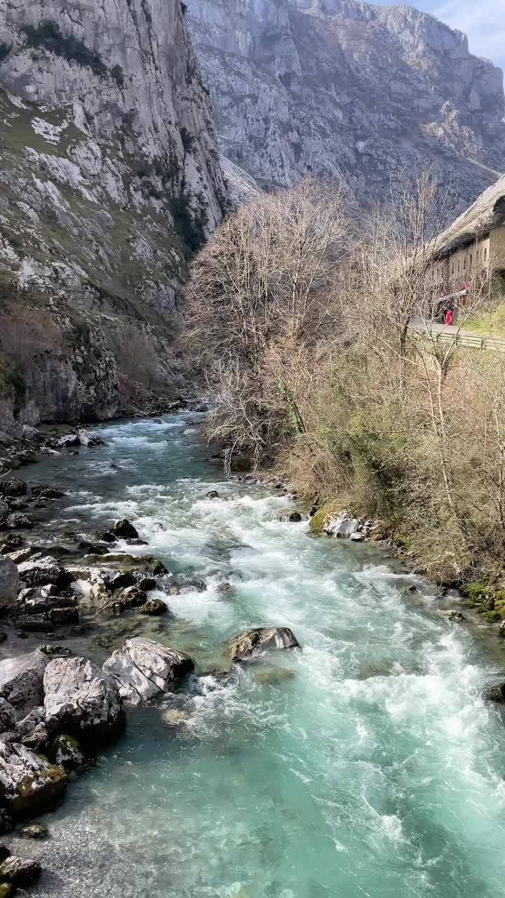 一条蓝色的河和一个岩石堤岸视频素材