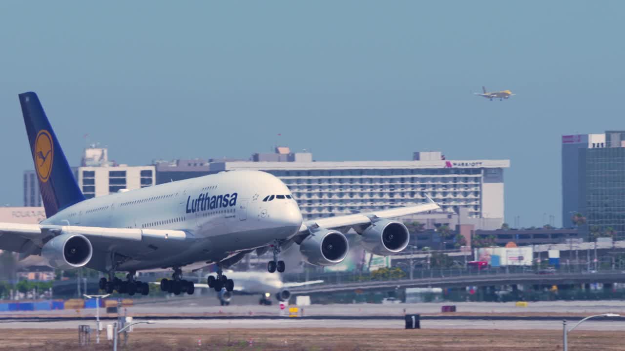 汉莎航空A380着陆视频素材