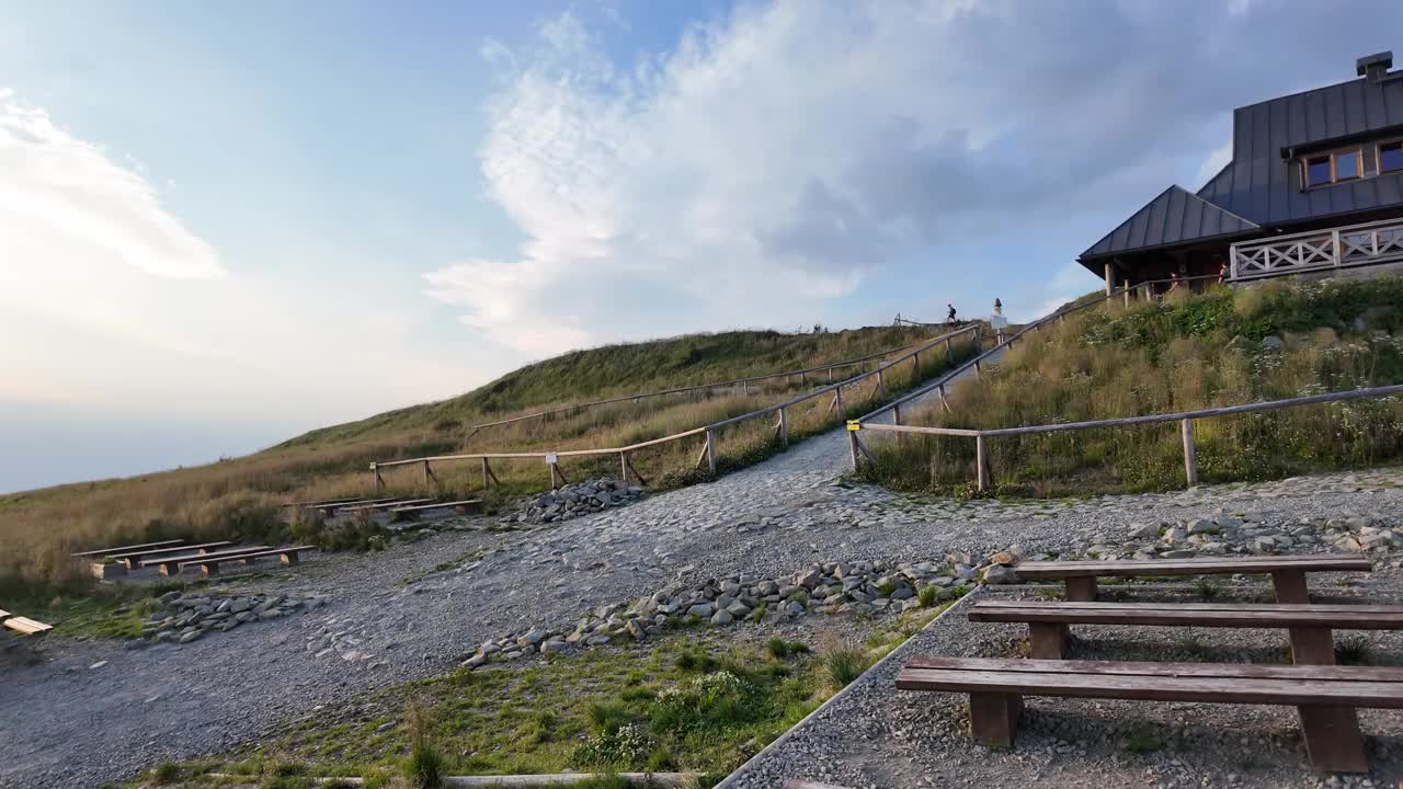 波兰别什恰迪山区“波洛尼娜·韦林斯卡”的“恰特卡·普恰特卡”旅游山间小屋。视频下载