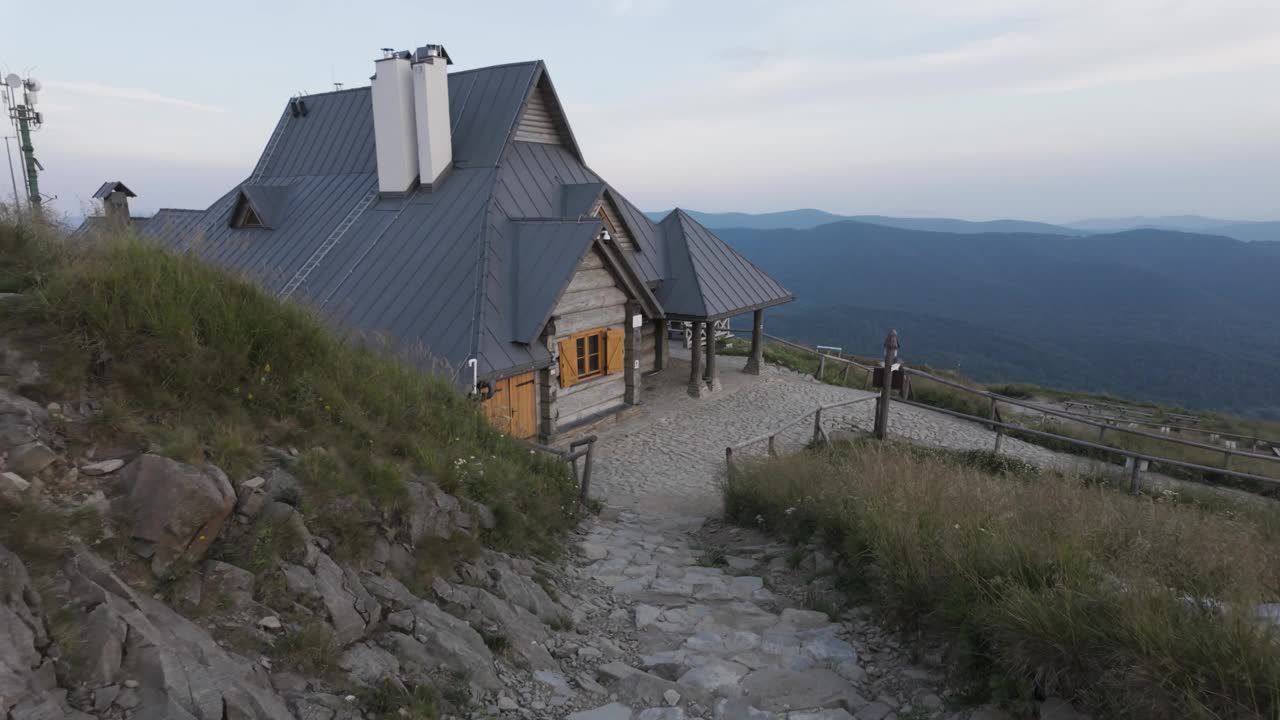 波兰别什恰迪山区“波洛尼娜·韦林斯卡”的“恰特卡·普恰特卡”旅游山间小屋。视频素材