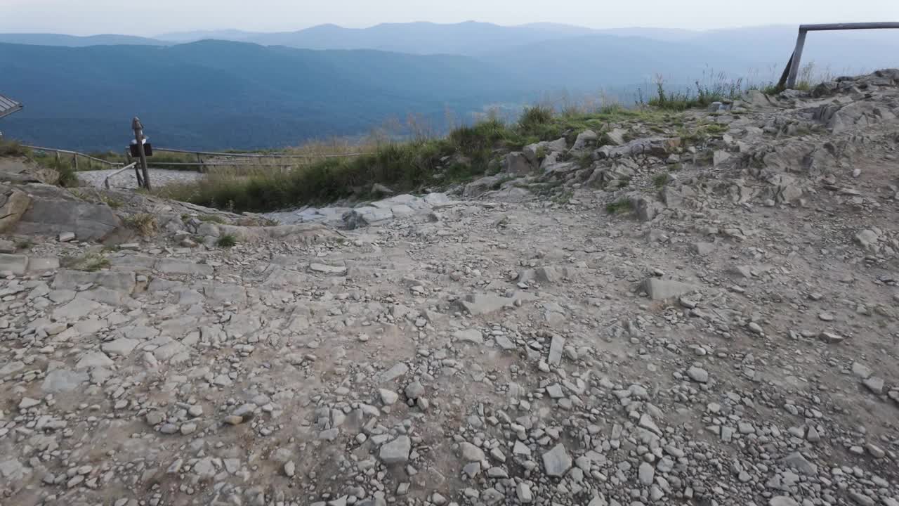 波兰别什恰迪山区“波洛尼娜·韦林斯卡”的“恰特卡·普恰特卡”旅游山间小屋。视频素材