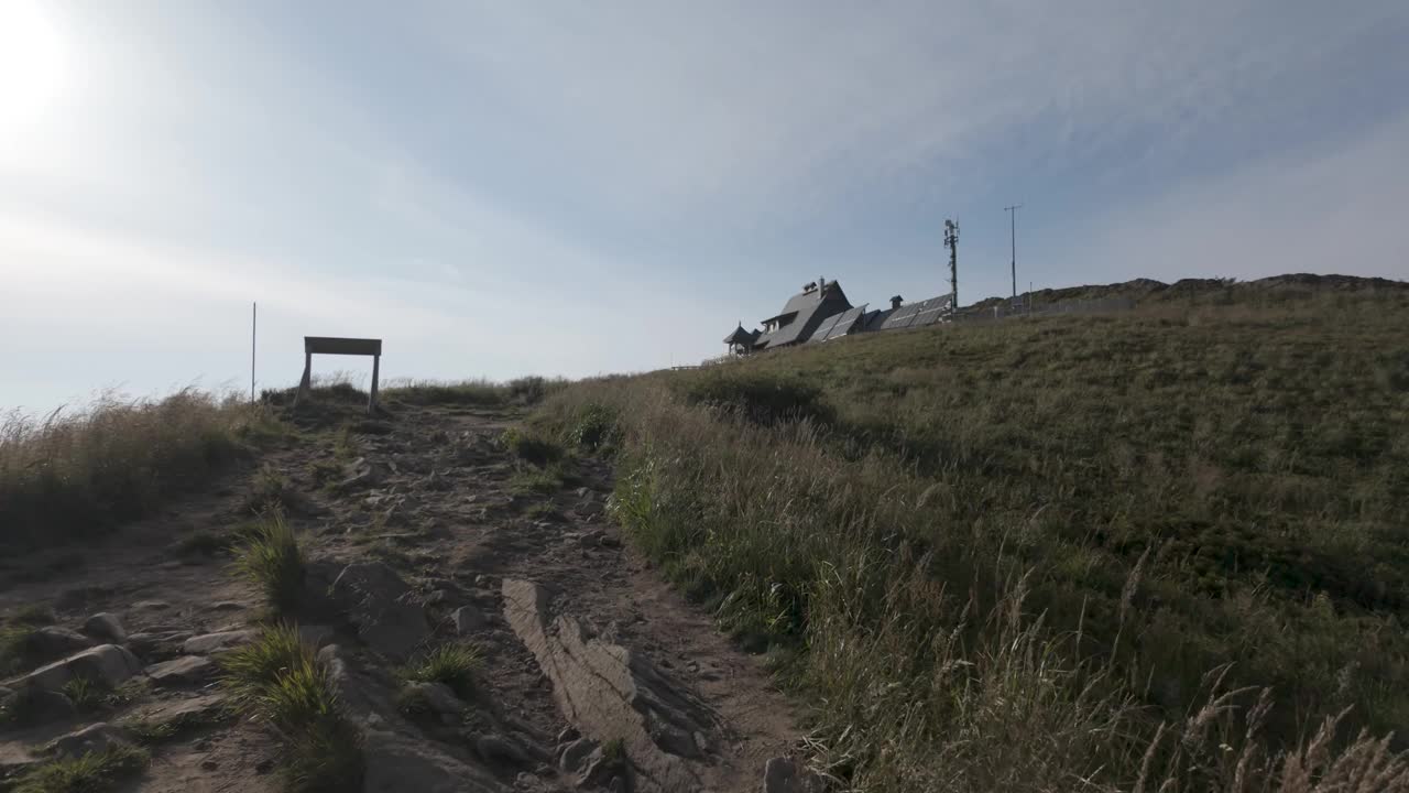 波兰别什恰迪山区“波洛尼娜·韦林斯卡”的“恰特卡·普恰特卡”旅游山间小屋。视频素材