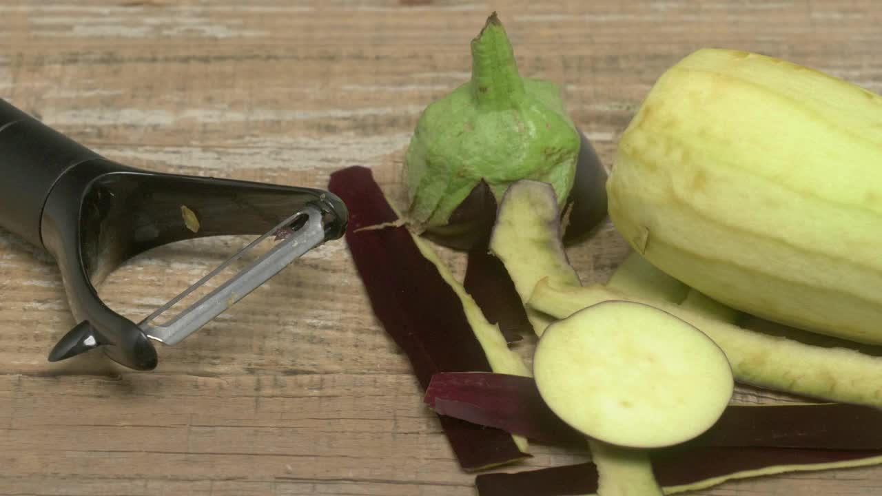 新鲜去皮的充满活力的蔬菜在质朴的木质表面，准备烹饪准备视频素材