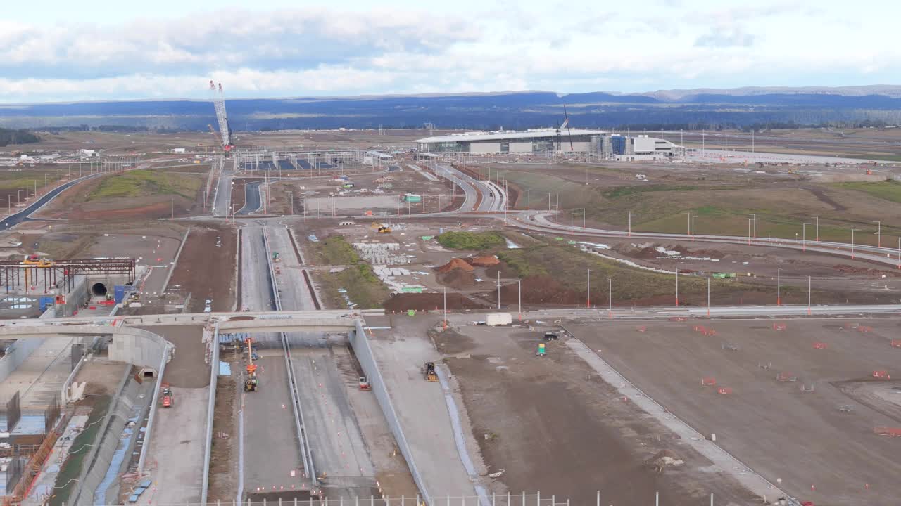 在新南威尔士州西悉尼的Badgerys Creek，新西悉尼国际机场的建筑工地的空中无人机视图视频下载