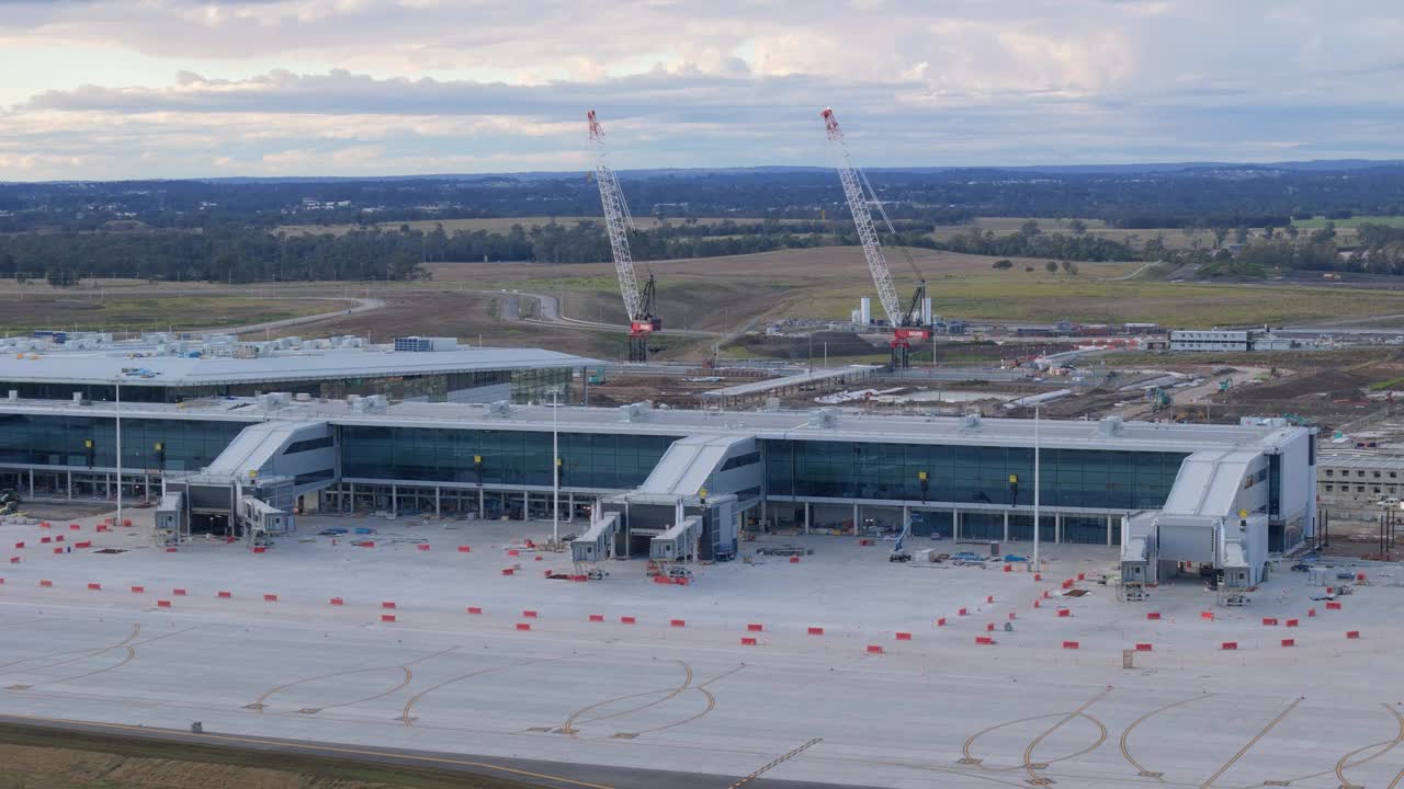 在新南威尔士州西悉尼的Badgerys Creek，新西悉尼国际机场的建筑工地的空中无人机视图视频素材