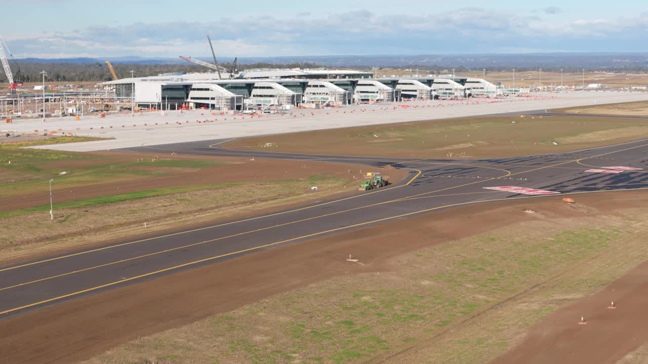 在新南威尔士州西悉尼的Badgerys Creek，新西悉尼国际机场的建筑工地的空中无人机视图视频素材