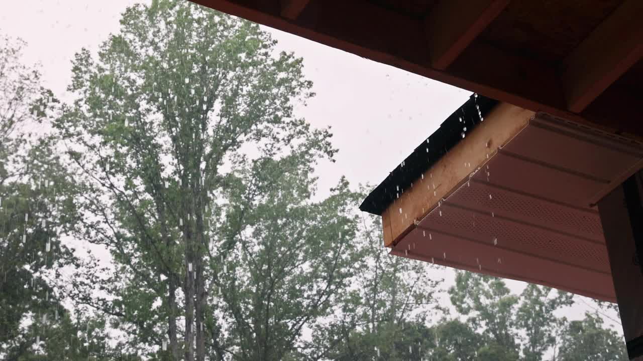 大雨时雨水从屋顶流下是很常见的视频素材