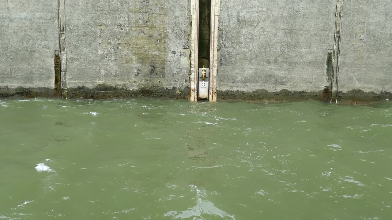 河道水闸混凝土侧墙设有浮动水位测量仪视频下载