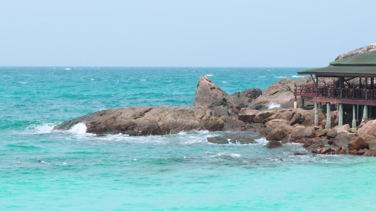 马来西亚瑞当岛生机勃勃的绿松石海水和岩石海滩视频素材