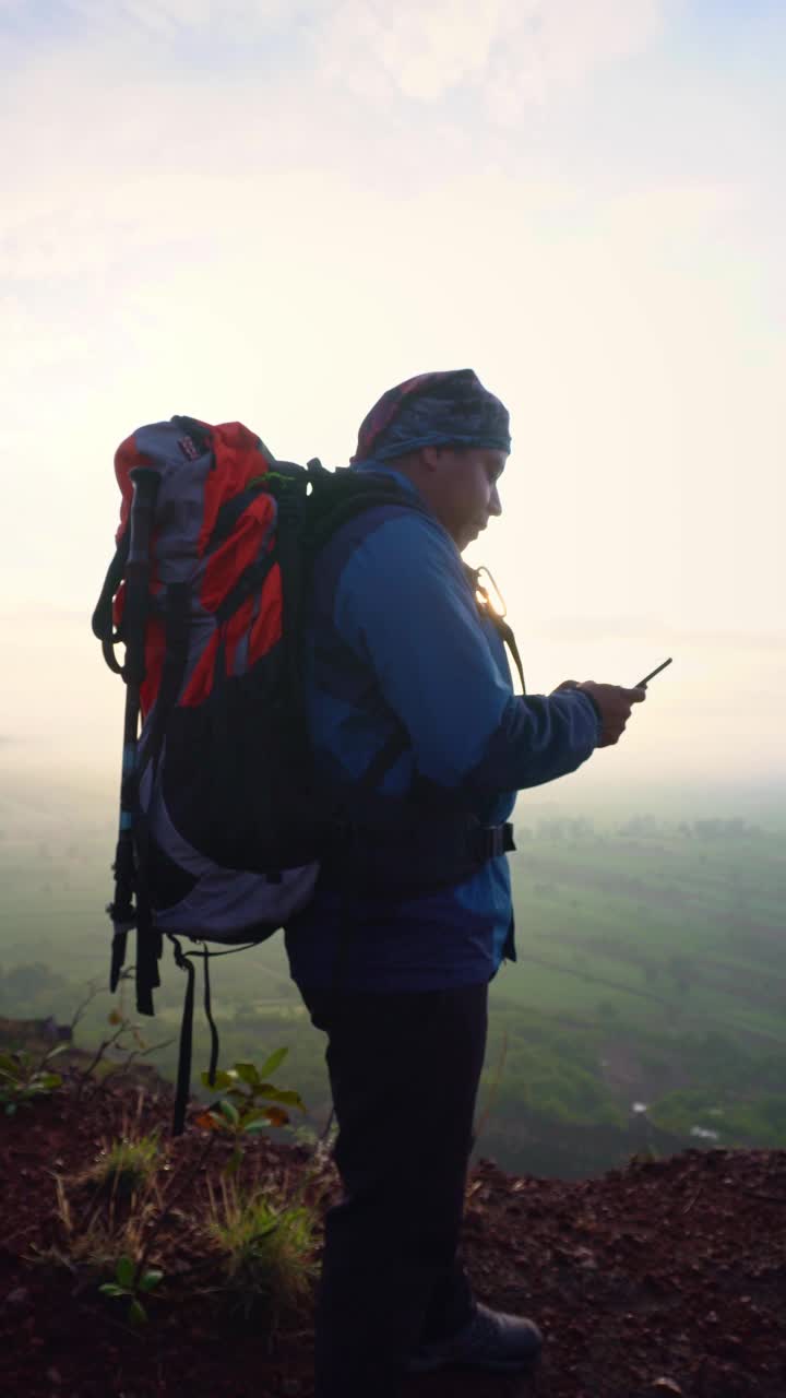 令人惊叹的景色:西班牙裔男性在登山时目睹了雄伟的日出视频素材