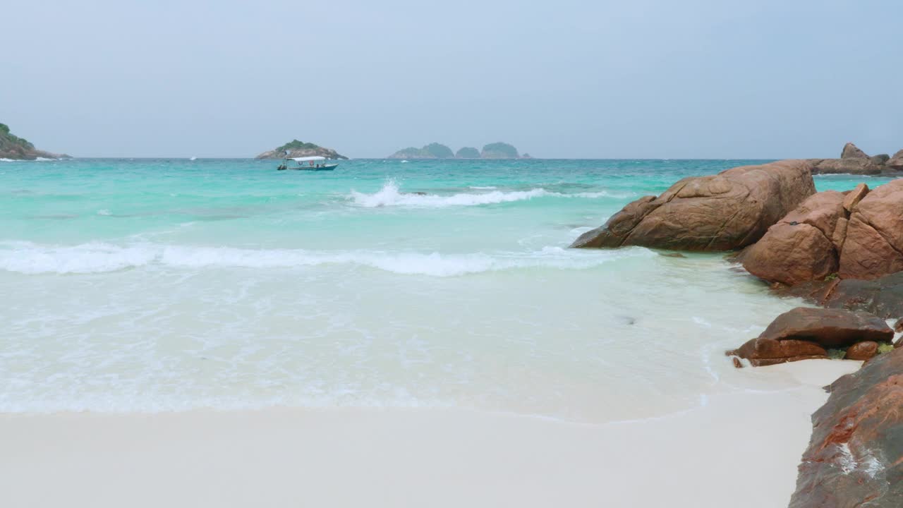 马来西亚瑞当岛生机勃勃的绿松石海水和岩石海滩视频素材