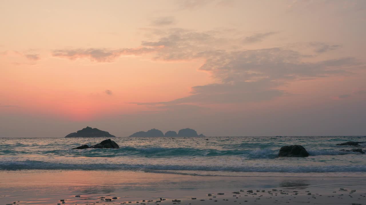 令人惊叹的日出在热当岛海滩视频素材