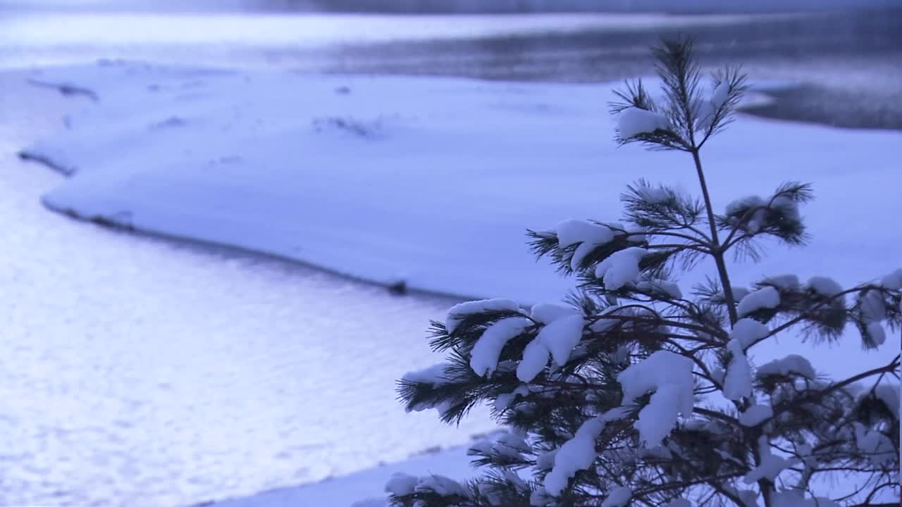 日本岩手县湖畔的雪景视频素材