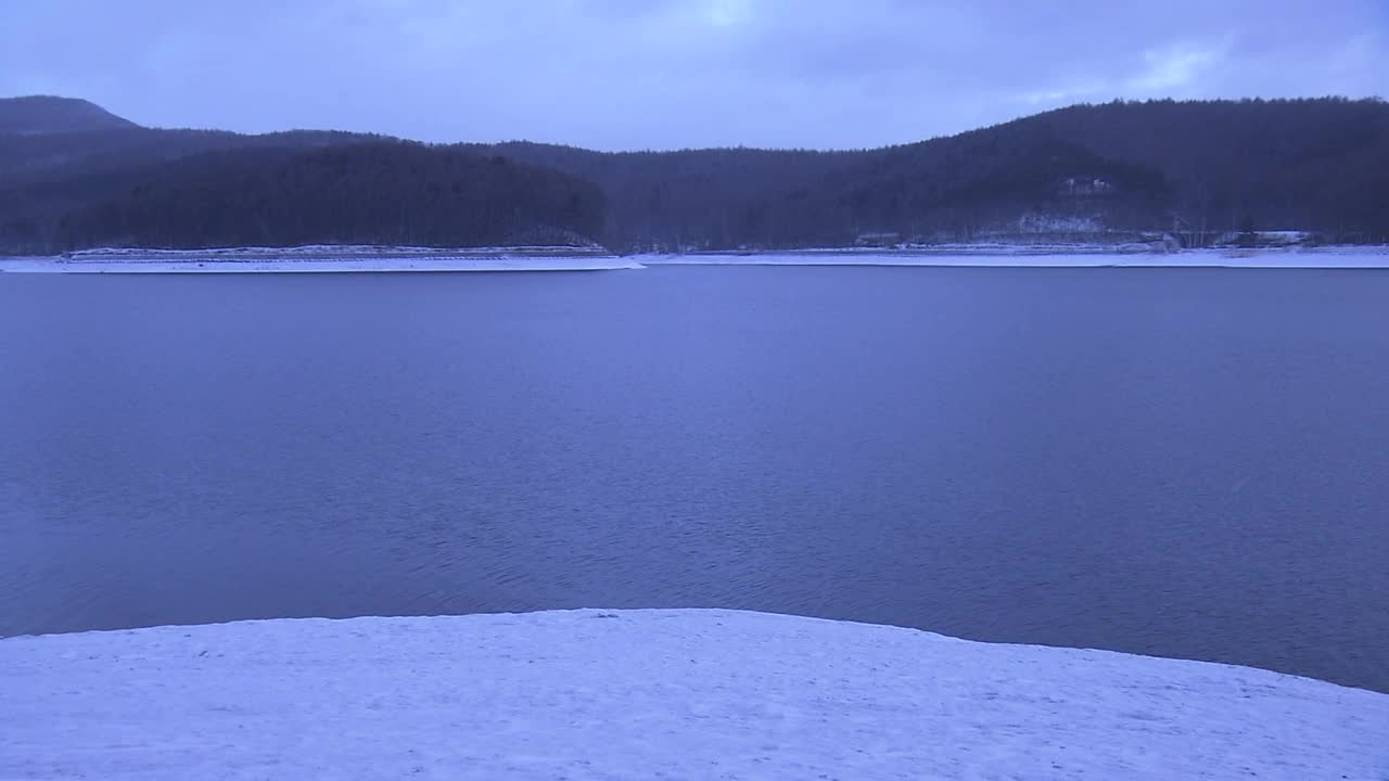 日本岩手县湖畔的雪景视频下载