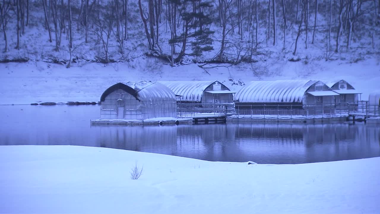 日本岩手县湖畔的雪景和渔棚视频下载