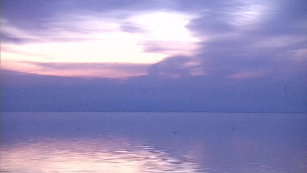 黎明时分，日本北海道的宇桐湖视频素材