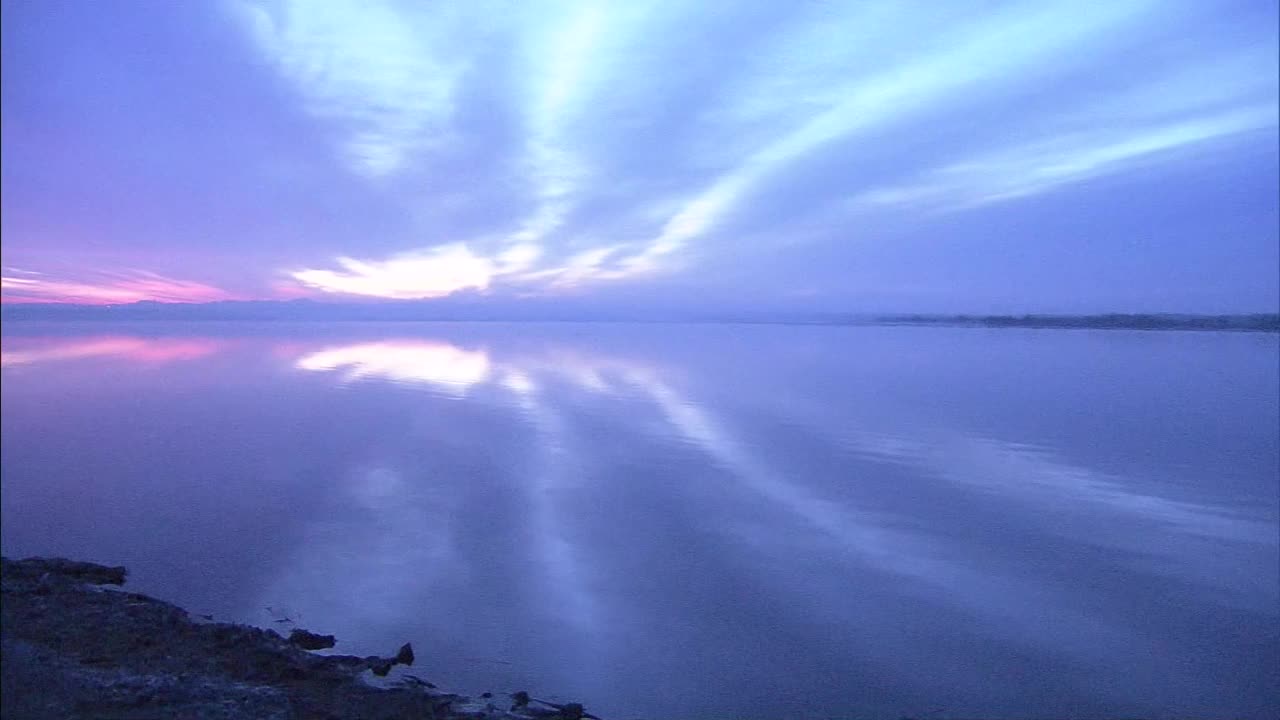 黎明时分，日本北海道的宇桐湖视频素材