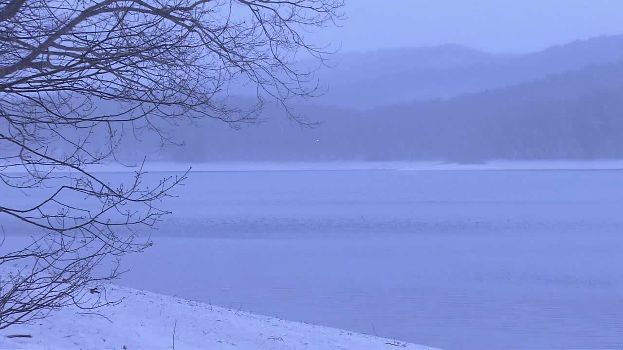 日本岩手县湖畔的雪景视频素材