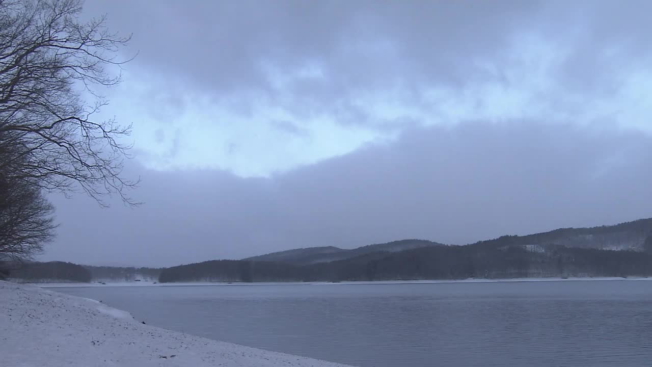 日本岩手县湖畔的雪景视频素材