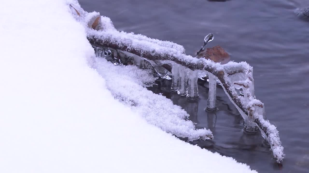 湖面和冰柱，岩手县，日本视频素材