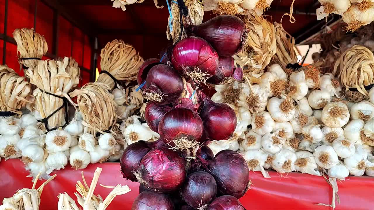 葱蒜售卖
在安纳托利亚，土豆、洋葱、大蒜、红洋葱和黄土豆在经济上构成了大量供应。特别是对于进口、营销和杂货商来说，优质产品正在增长视频素材