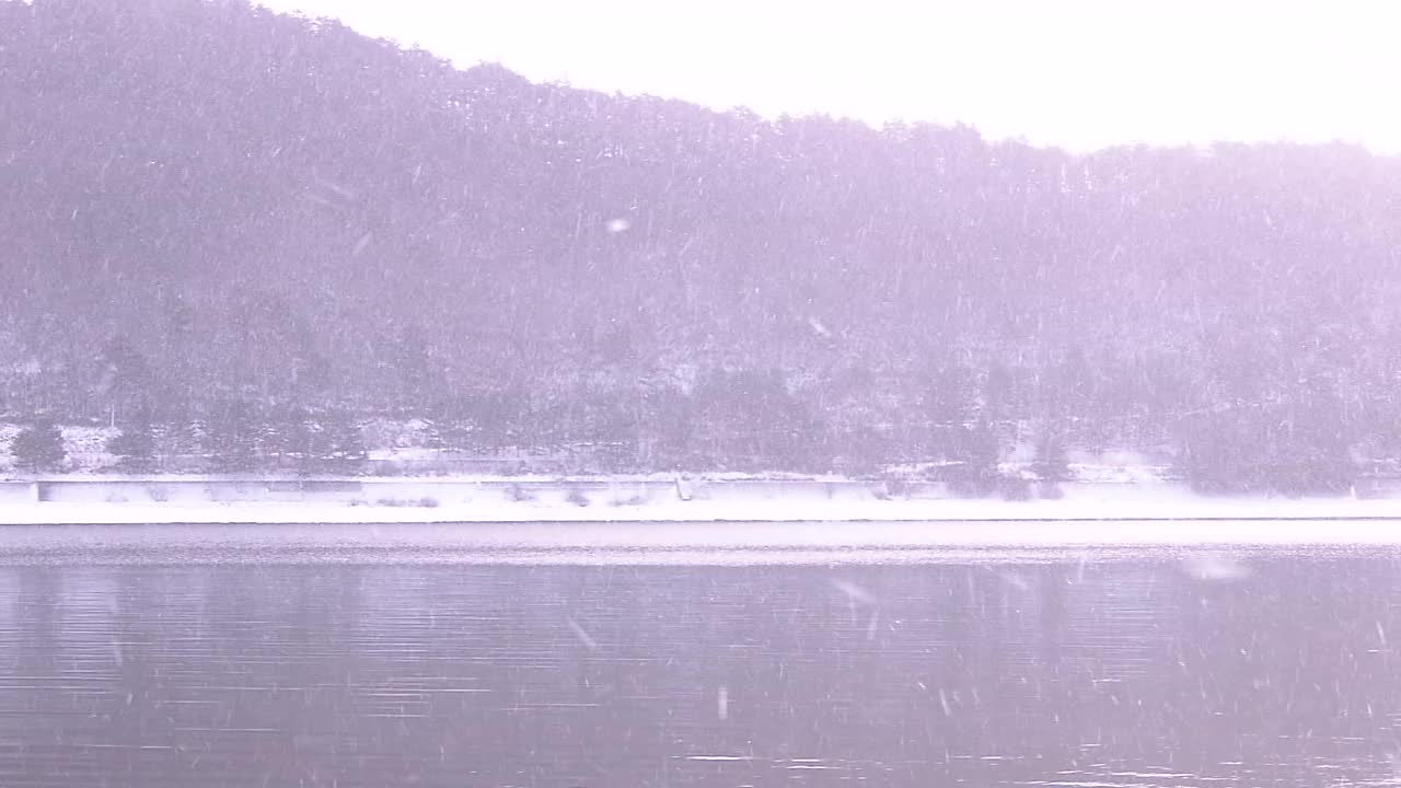 日本岩手县湖畔的雪景视频下载