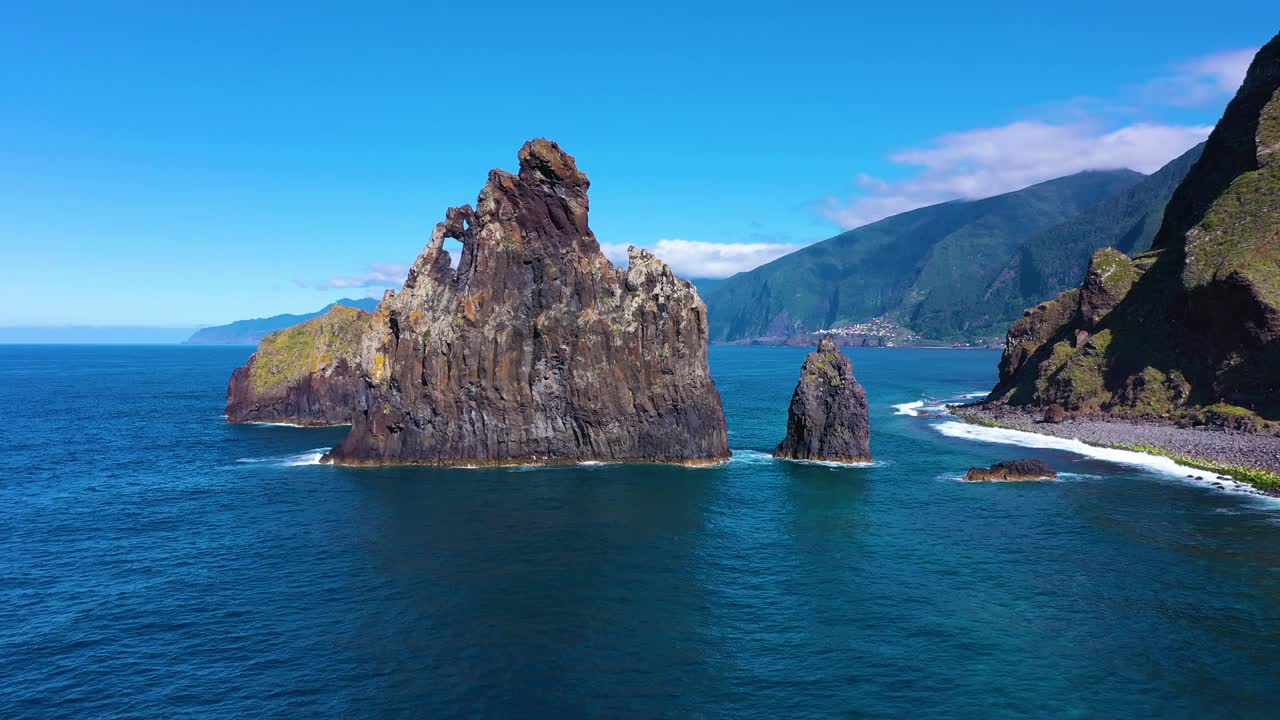 大西洋里贝拉达贾内拉火山岩组。葡萄牙马德拉。无人机航拍视频下载