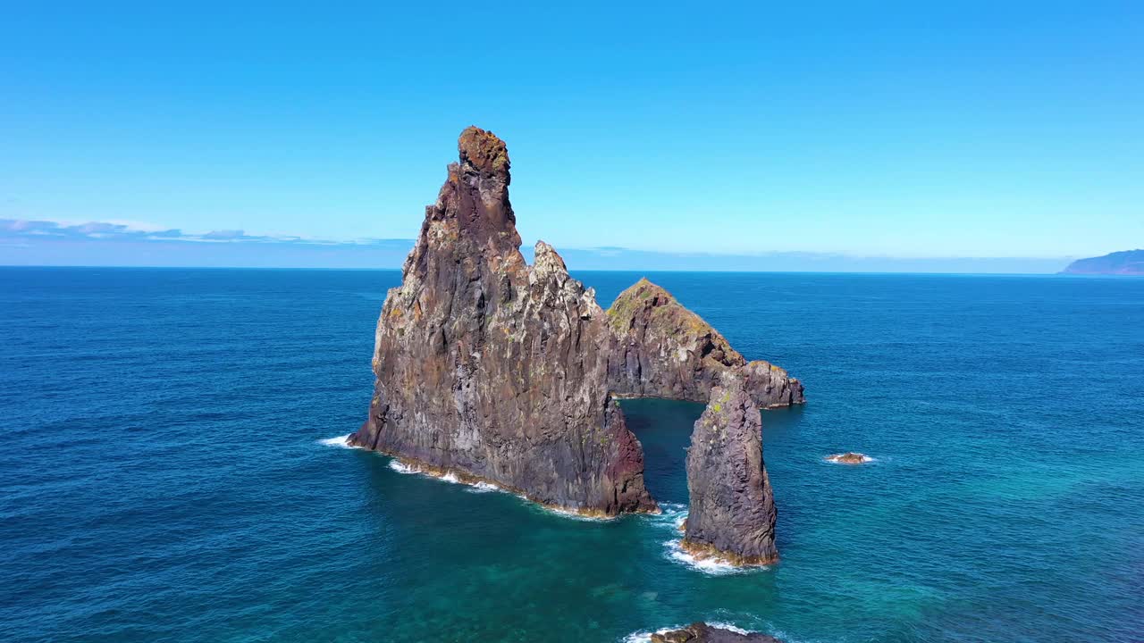 大西洋里贝拉达贾内拉火山岩组。葡萄牙马德拉。无人机航拍视频下载